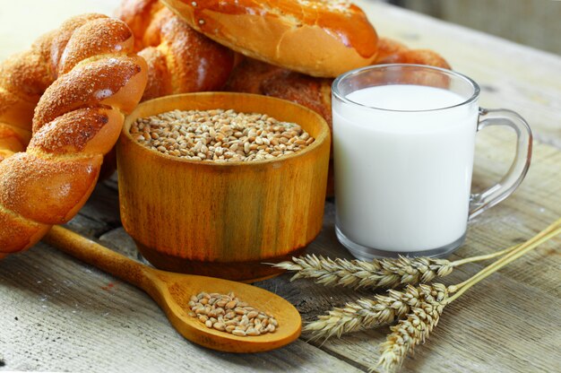 Brot und Weizen auf einem Holztisch