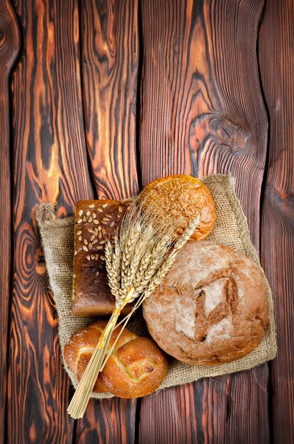 Brot und Weizen auf Holzuntergrund