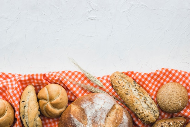 Brot und Weizen auf Tuch