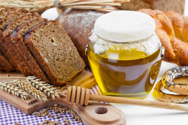 Brot und Weizen Ährchen auf einem hölzernen Hintergrund