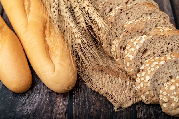 Brot und Weizengras auf dem Sack