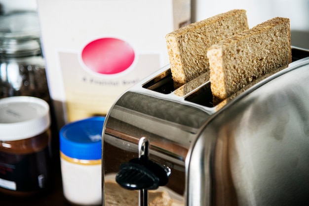 Brot wird geröstet