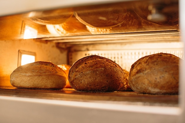 Brot wird im Ofen gebacken Bäckereikonzept