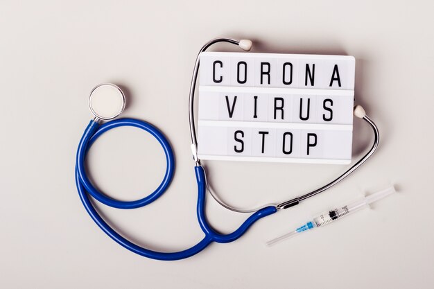 Brote de coronavirus con estetoscopio y jeringa