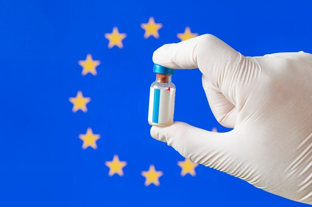 Brote de coronavirus en Europa. Actualización de coronavirus en UE. Vacuna para el concepto Covid-19 con la bandera de la UE en el fondo. concepto de vacunación masiva contra el coronavirus covid 19 en la UE