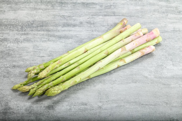 Brote de espárragos verde crudo y sin cocer