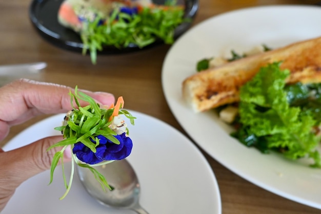 Brote orgánico fresco de la gloria de la mañana con flores de guisante de mariposa rollo de alimentos crudos alimentación saludable estilo de vida diario buena nutrición alta calidad buen delicioso concepto de comida sabrosa