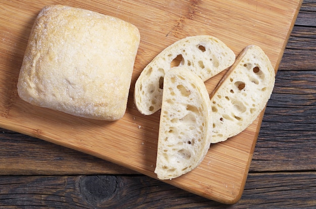 Brote und Scheibe italienisches Brot Ciabatta auf Schneidebrett