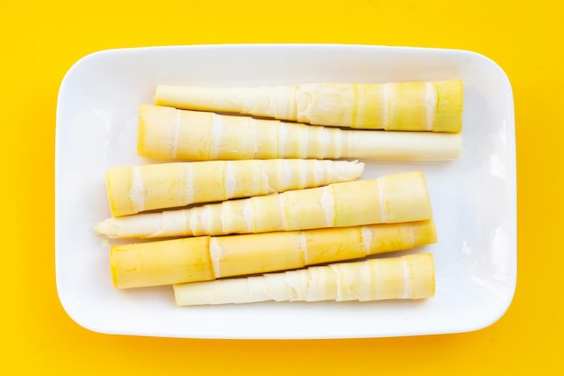 Los brotes de bambú son blancos sobre un fondo amarillo