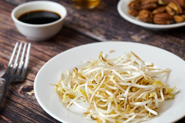 Brotes de frijol mungo en un plato blanco