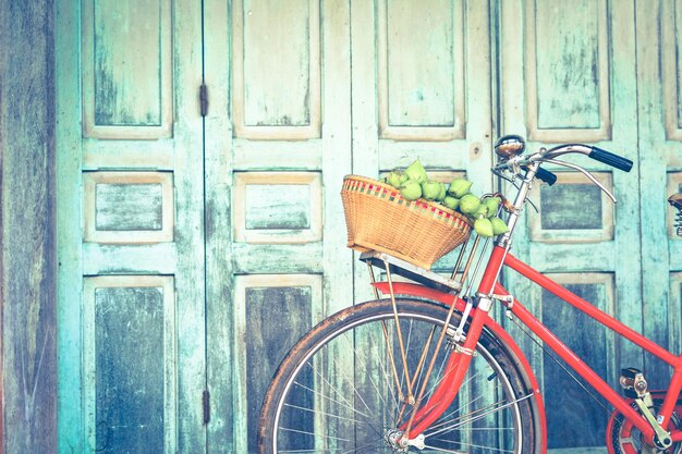 Foto los brotes de loto en la canasta de la bicicleta contra la puerta cerrada