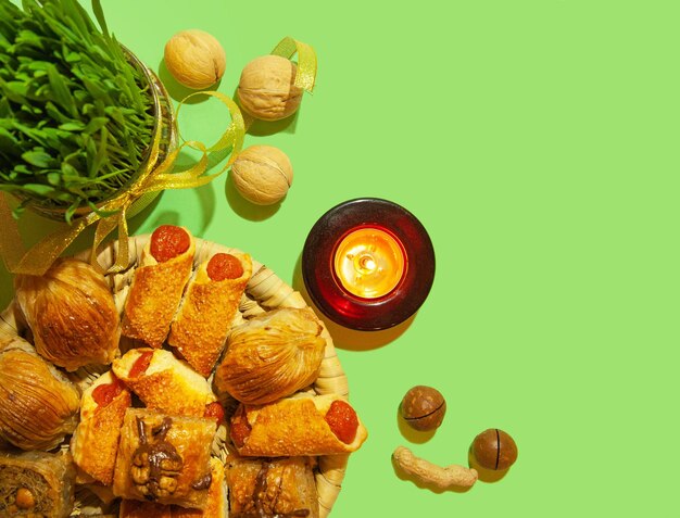 Brotes de trigo verdes con dulces nueces frutas secas la celebración tradicional del equinoccio de primavera