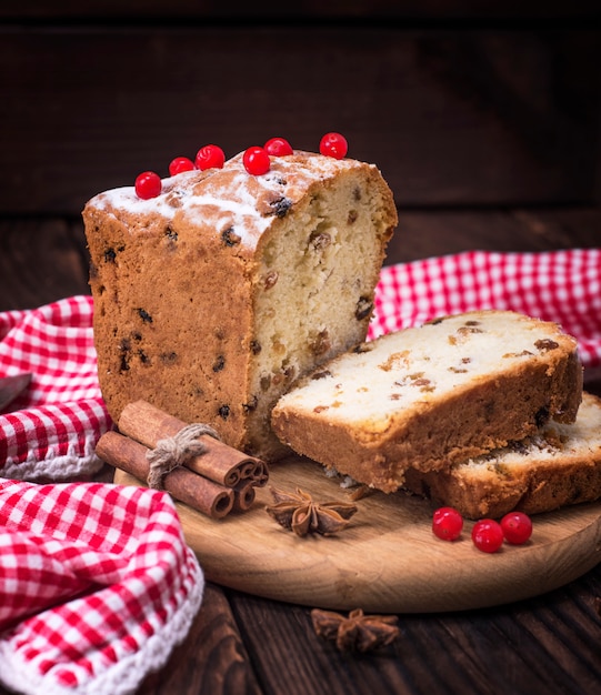 Brotkuchen mit Rosinen und Trockenfrüchten