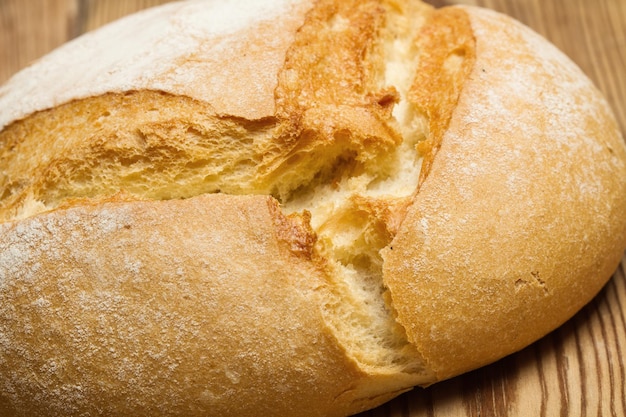 Brotlaib auf einem Holztisch in Nahaufnahme