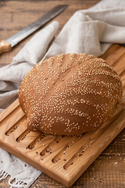 Brotlaib auf Holzhintergrund