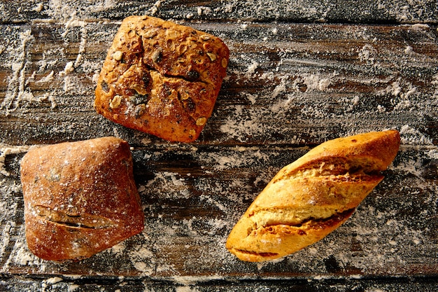 Brotlaib gemischt in einem rustikalen Holz- und Weizenmehl
