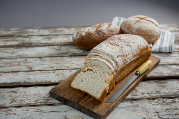 Brotlaib mit Messer