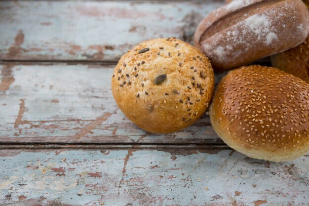 Brotlaibe auf Holztisch