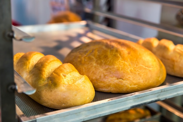 Brotlaibe in der Bäckereiküche