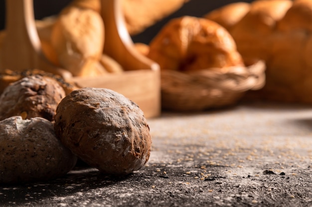 Brotlaibe mit Sonnenlicht am Morgen