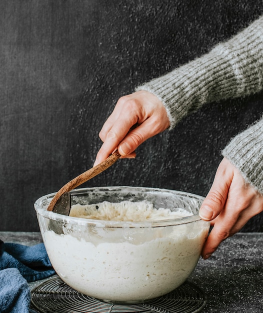 Brotmischung in einer schüssel