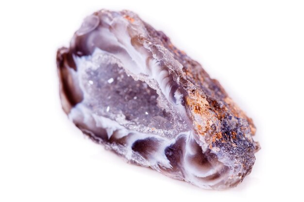 Broto de ágata de pedra mineral macro no fundo branco