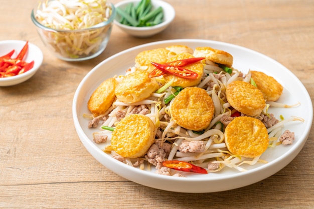 broto de feijão frito, tofu de ovo e carne de porco picada - comida asiática