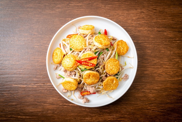 broto de feijão frito, tofu de ovo e carne de porco picada - comida asiática