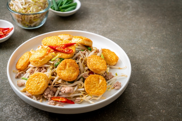 broto de feijão frito, tofu de ovo e carne de porco picada. Comida asiática