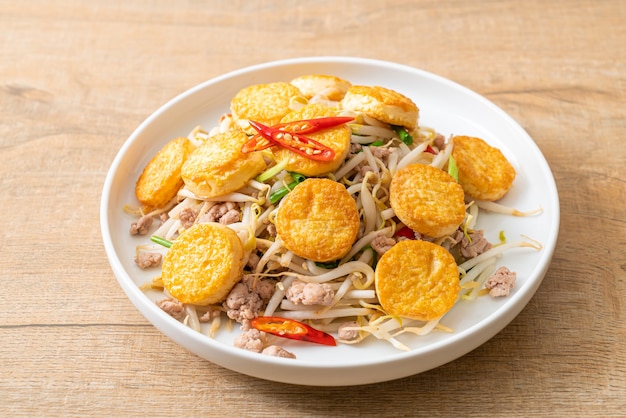 broto de feijão frito, tofu de ovo e carne de porco picada - comida asiática