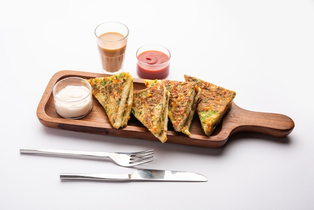 Brotomelette ist ein schnelles und einfaches Frühstück aus Indien. Frische Brotscheiben in Eierteig mit Gewürzen getaucht und flach gebraten. serviert mit Tomatenketchup und Tee