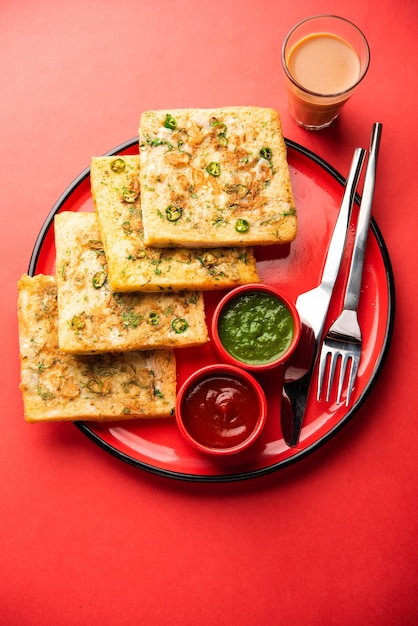 Brotomelette ist ein schnelles und einfaches Frühstück aus Indien. Frische Brotscheiben in Eierteig mit Gewürzen getaucht und flach gebraten. serviert mit Tomatenketchup und Tee