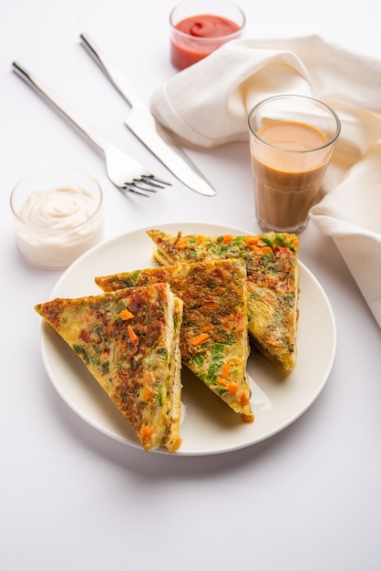 Brotomelette ist ein schnelles und einfaches Frühstück aus Indien. Frische Brotscheiben in Eierteig mit Gewürzen getaucht und flach gebraten. serviert mit Tomatenketchup und Tee