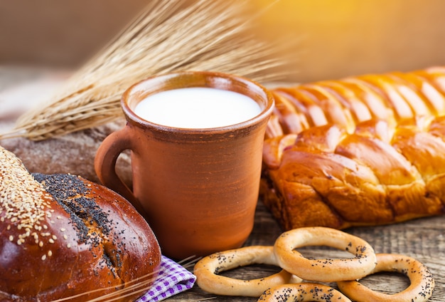 Brotprodukte auf dem Tisch in Zusammensetzung