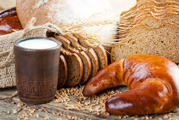 Brotprodukte auf dem Tisch in Zusammensetzung