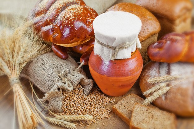 Brotprodukte auf dem Tisch in Zusammensetzung