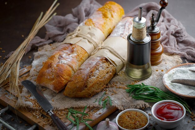 Brotprodukte auf dem Tisch in Zusammensetzung