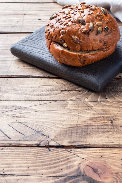 Brotprodukte mit Getreide und Samen auf einem Holz