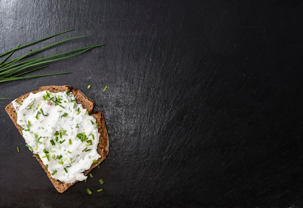 Brotscheibe mit Kräuterquark