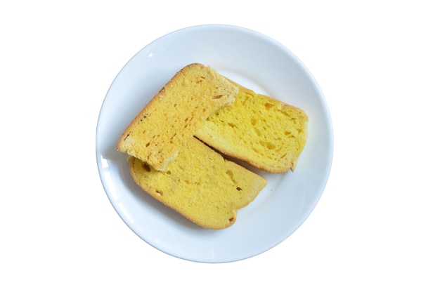 Brotscheiben mit Butter auf einem weißen Teller auf weißem Hintergrund
