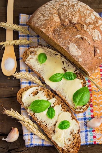 Brotscheiben mit Butter und Kräutern