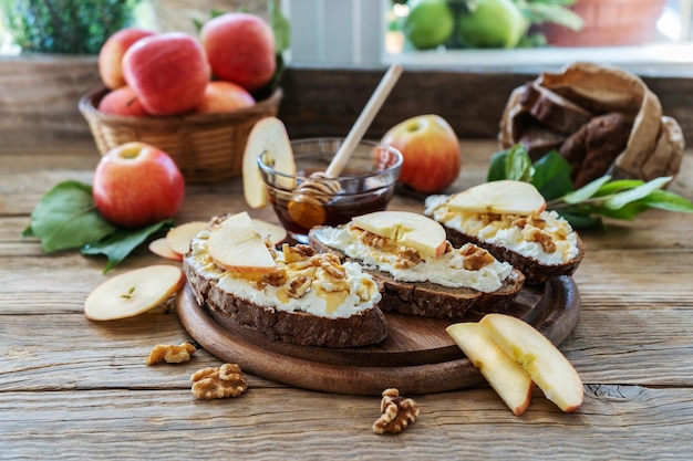 Brotscheiben mit Hüttenkäse-Honig-Äpfeln und Nüssen