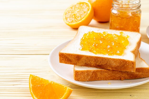 Brotscheiben mit Orangenmarmelade