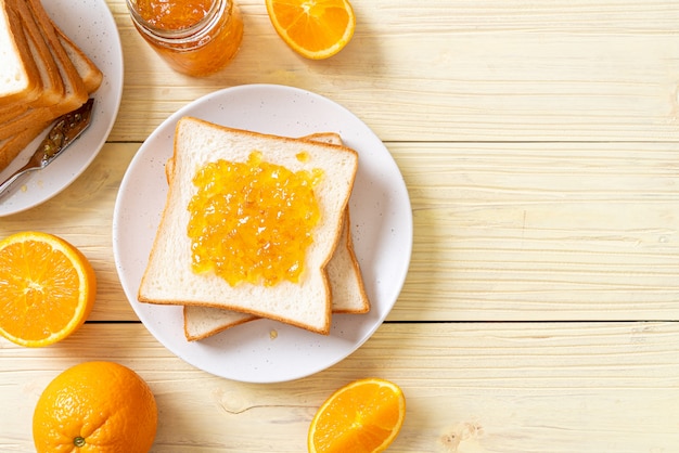 Brotscheiben mit Orangenmarmelade