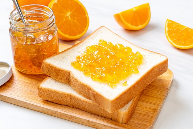 Brotscheiben mit Orangenmarmelade