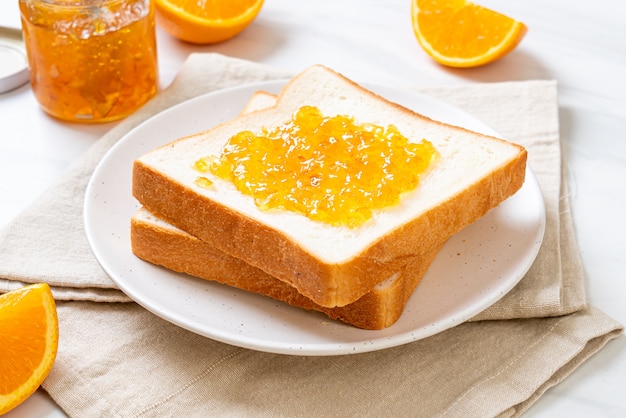 Brotscheiben mit Orangenmarmelade