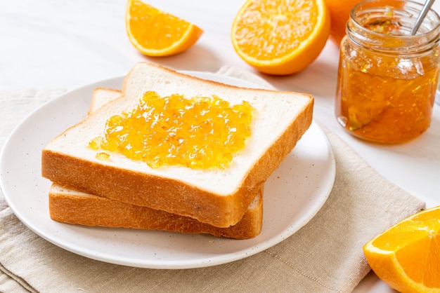 Brotscheiben mit Orangenmarmelade