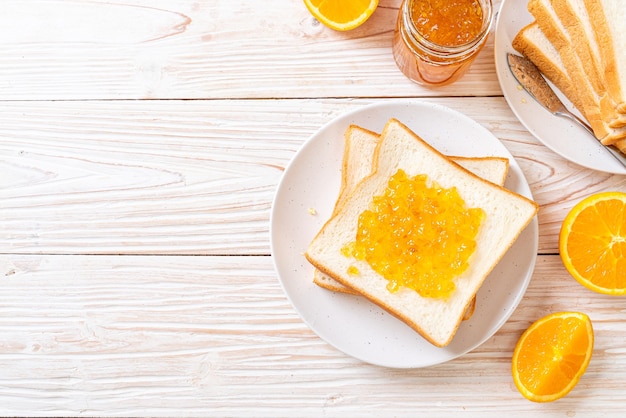 Brotscheiben mit Orangenmarmelade