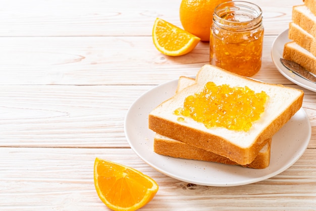 Brotscheiben mit Orangenmarmelade