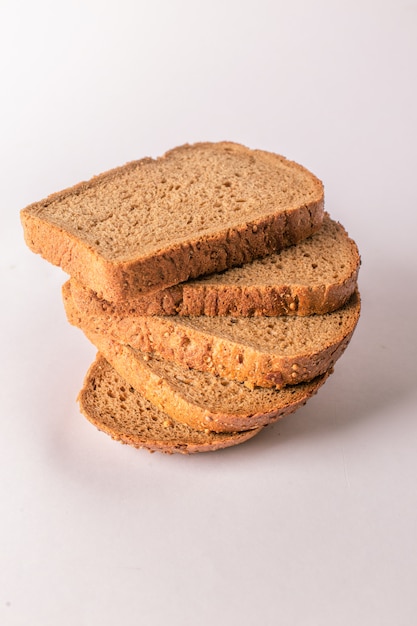 Brotscheibenhaufen lokalisiert auf Weiß